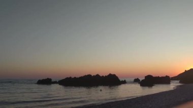 İtalya 'da yaz mevsiminde denizin üzerinde renkli gün batımı. 