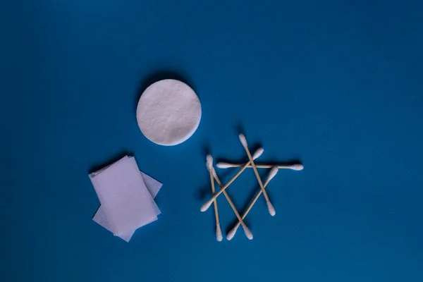 Toalhetes Algodão Isolados Branco Itens Higiene Fundo Azul Escuro Toalha — Fotografia de Stock