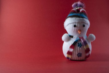 Kırmızı, Noel arka planında bir kardan adam.