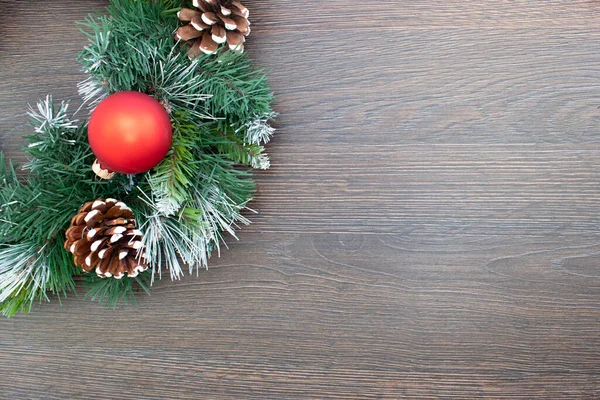 Kerstversiering Het Nieuwe Jaar Kersthouten Achtergrond Met Een Rode Bal — Stockfoto