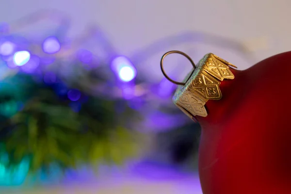 Noel Kırmızı Top Mavi Arka Planda Kışın Işıldayan Bir Çelengin — Stok fotoğraf