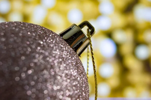 Arka planda sarı bir Noel balosu, yeni yıl süslemeleri, makro fotoğrafçılık. Mutlu Noeller ve mutlu yıllar.. 