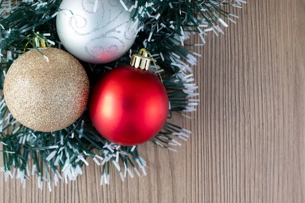 Kerst Ontwerp Kleurrijk Rood Wit Gouden Ballen Een Houten Achtergrond — Stockfoto
