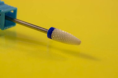 Açık arkaplandaki jel cilasını kaldırmak için beyaz kesici.