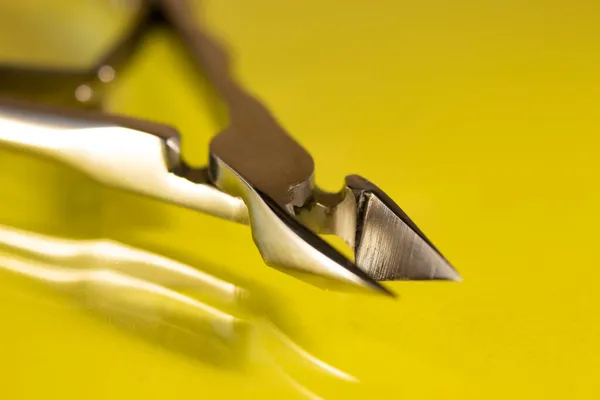 Werkzeuge Manikürschere Auf Gelbem Hintergrund Draufsicht Nagelwerkzeug Makrofotografie — Stockfoto