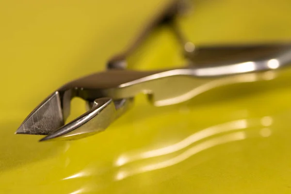 Kovový Nástroj Nůžky Manikúru Žlutém Pozadí Pohled Shora Nástroj Nehty — Stock fotografie