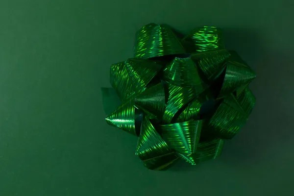 Πράσινο Τόξο Για Διακόσμηση Δώρων Πράσινο Φόντο Κορδέλα Μορφή Φιόγκο — Φωτογραφία Αρχείου