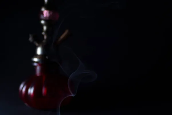 Humo Gris Sobre Fondo Una Cachimba Roja Sobre Fondo Negro — Foto de Stock