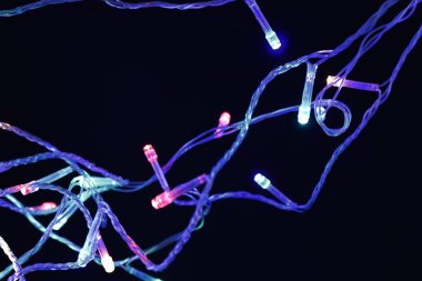 Noel arifesinde arka planda ampullü çelenkler.