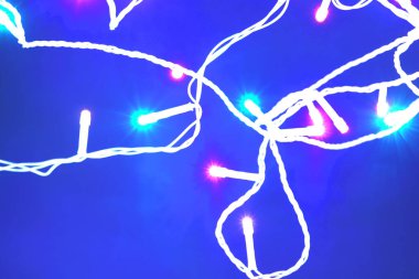 Soyutlama, Noel arifesinde mavi arka planda ampullü çelenk.