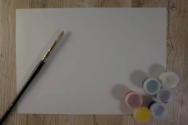 Кисть Рисования Цветными Красками Гуашь Белом Листе Бумаги Вид Сверху — стоковое фото