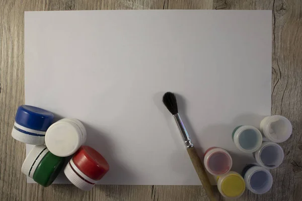 Pincel Para Pintura Com Tintas Coloridas Uma Folha Papel Branca — Fotografia de Stock