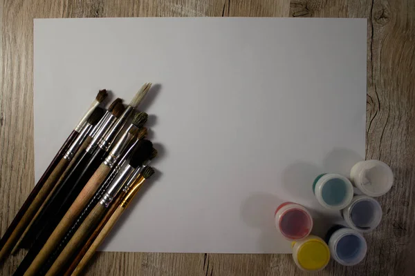 Pincéis Pintura Com Aquarelas Para Pintura Uma Folha Papel Branca — Fotografia de Stock