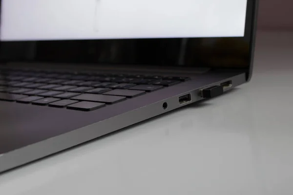 Laptop Para Trabalho Estudo Fundo Claro Com Teclado Escuro Laptop — Fotografia de Stock