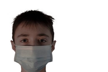 Beyaz arka planda mavi maskeli bir genç. Çocuklar maske takmak zorunda kalıyor..