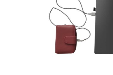 Laptop, şarj aleti ve beyaz arka planda kırmızı cüzdan. Evde para kazanma kavramı. Yukarıdan görüntüle.