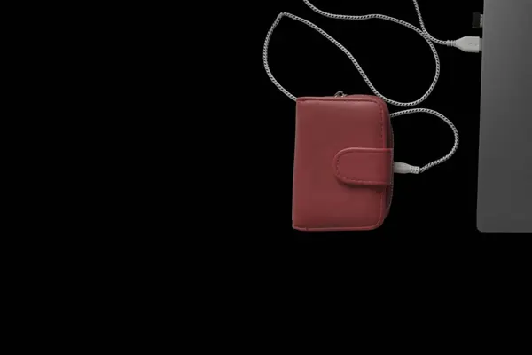 Laptop Töltő Piros Pénztárca Fekete Háttérrel Pénzcsinálás Koncepciója Otthon Kilátás — Stock Fotó