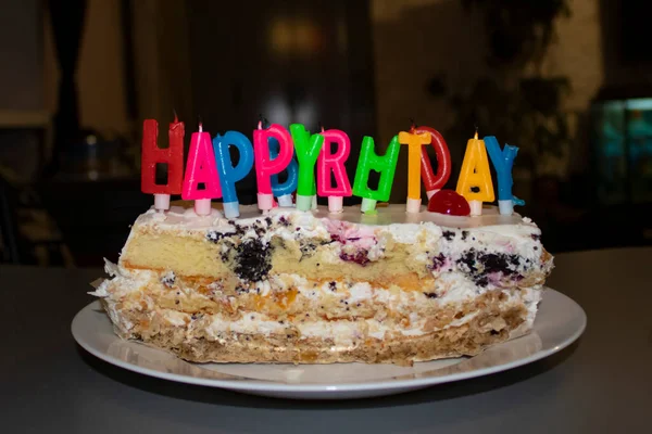 Pastel Cumpleaños Con Velas Mesa Feliz Cumpleaños —  Fotos de Stock