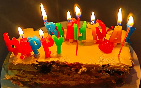 Tort Urodzinowy Świece Brązowym Tle Wszystkiego Najlepszego Spełnienia Życzeń — Zdjęcie stockowe