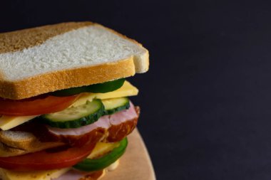 Sandviç sosisi ve domates sebze burger jambon et porsiyonu açık büfe yemek, üst görüş, metin için kopyalama alanı, yemek arkaplanı..