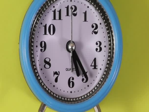 Stop Motion Alarm Clock Animacja Niebieskiego Klasycznego Analogowego Budzika Poruszającego — Wideo stockowe