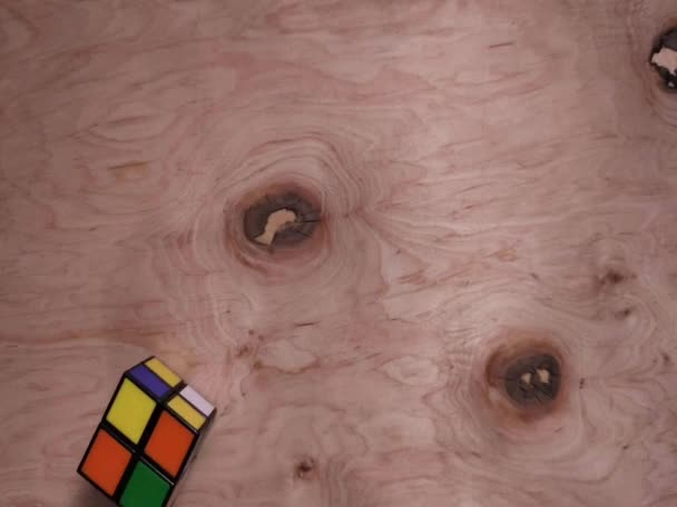 Die Stoppbewegung Des Rubik Cube Bewegt Sich Auf Einem Hellen — Stockvideo