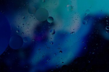 Su kabarcıkları soyut fırınlar üzerinde. Suda petrol mırıldanması, olağandışı soyutlama. Kozmosun soyutlanması. Su renkli bir arkaplana düşer.. 