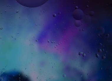 Su kabarcıkları soyut ışık aydınlatması. Renkli baloncukların arka planında yüzen yağ damlaları veya kozmetik sıvı serumu. Hücreler, suda fiber, yakın çekim makro fotoğrafçılık ile ilişkili doğada bir damla su, su ise yaşamdır..