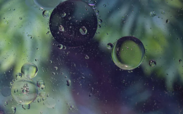 泡泡在水的抽象烘焙场 石油在水面上喋喋不休 异常的抽象 宇宙的宏观抽象 — 图库照片