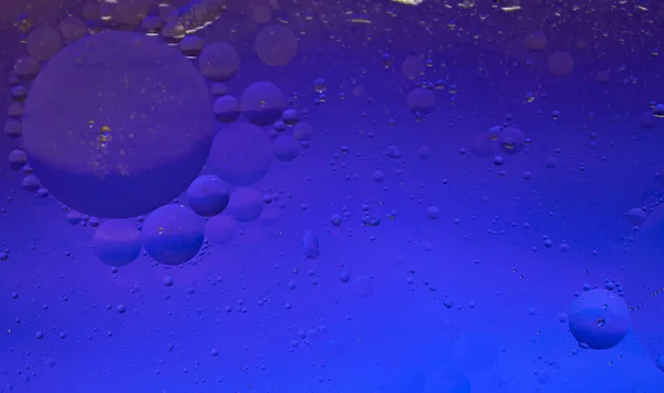 Вода Маслом Стекле Цветном Фоне Пузырьки Воде Клетки Капельки Воды — стоковое фото