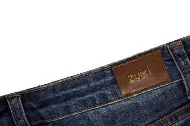 Venedik, İtalya - 10 Aralık 2021: Zuiki kotları, İtalyan Ennepi S.R.I. şirketi tarafından yaratılan bir kadın moda markası. Kot pantolonda deri logo etiketi. Yakın plan..