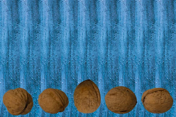 Nozes Conchas Fundo Madeira Azul Esverdeado Foto Produtos Orgânicos Estilo — Fotografia de Stock