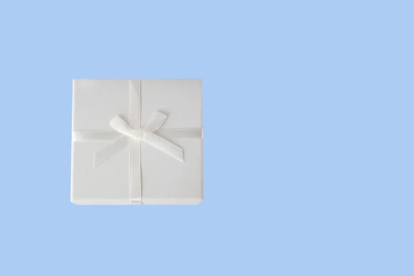 Caixa Branca Presente Com Arco Branco Isolado Azul Conceito Férias — Fotografia de Stock