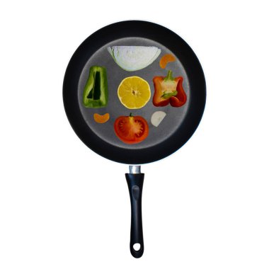 Sonbahar sebzeli siyah tava, beyaz arka planda sahne. Hafif arka planda lezzetli sebzeli ve meyveli kızartma tavası..