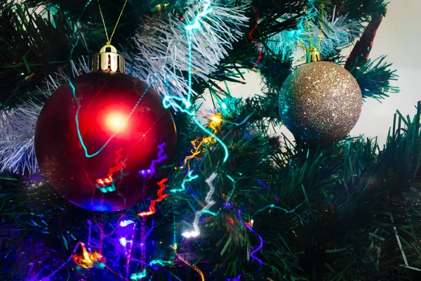 불분명 배경에 장식된 크리스마스 크리스마스 트리에서 불알을 배경에는 부케가 르들이 — 스톡 사진