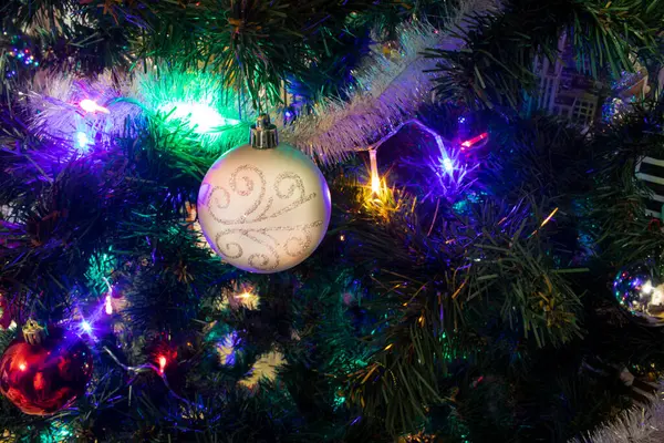 화려하게 장식된 크리스마스 트리와 반짝이는 배경에 클로즈업 Defocused Garland Lights — 스톡 사진