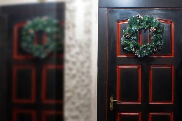 Різдвяні Прикраси Темних Дверях Будинку Новим Роком Різдвом Христовим — стокове фото