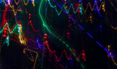 Turntable plağı çalıyor. Plakta iğneyle kapat..