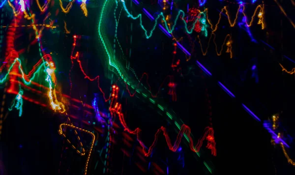 Turntable plağı çalıyor. Plakta iğneyle kapat..