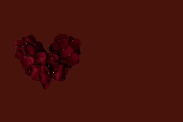 Jantung Mawar Terisolasi Pada Warna Merah Termasuk Jalur Kliping Hati — Stok Foto
