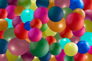 Stüdyoda yüzen renkli balonların yaratıcı görüntüsü. Tatil soyutlaması.