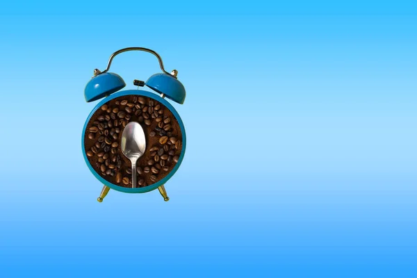 Niebieski Budzik Pustą Kawą Środku Gorąca Kawa Retro Budzik Niebieskim — Zdjęcie stockowe