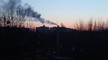 Duman boruları, hava kirliliği, çevreye endüstriyel emisyonlar. Duman, atmosfere salınımlar endüstriyel bir bacadan şafağın arka planına karşı.