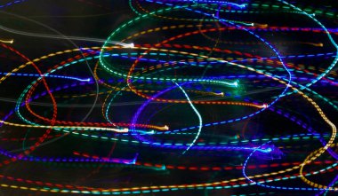 Fotoğraf efektleri, arka plan, parlak soyutlama. Fotoğraf uzun bir pozda çekildi. Tatil kavramı.