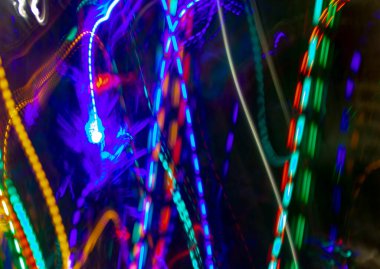 Fotoğraf efektleri, arka plan, parlak soyutlama. Fotoğraf uzun bir pozda çekildi. Tatil kavramı.