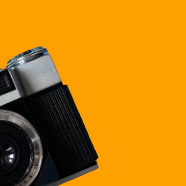 Sarı Arkaplanda Kopya Alanı olan Retro Kameralar. Yukarıdan bak. Kamera sarı üzerine izole edilmiş eski bir film kamerası nesne için kırpma yolu, retro teknoloji.