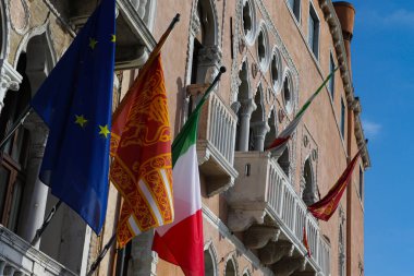 Avrupa Birliği Bayrakları. Düşük Açı Gök 'e Karşı Sallanan Bayrakları Görüş Alanı. Güneşli bir günde birçok ulus bayrağı.