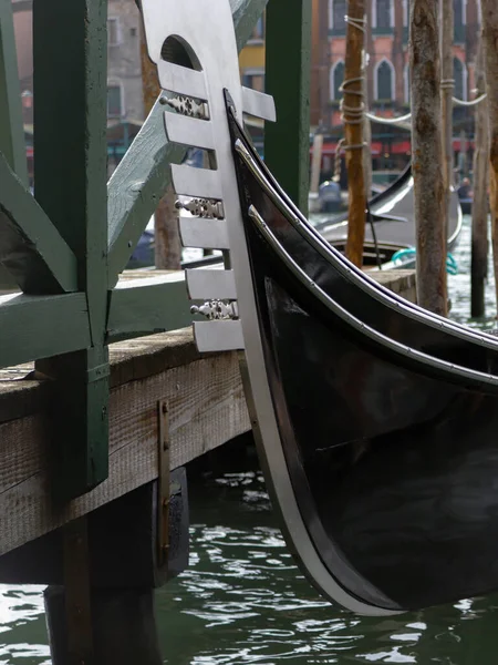 Gondola Venedigkanalen Rider Venediggondol Venetiansk Typisk Båt Gondola — Stockfoto