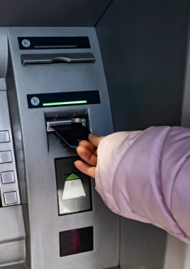 Para çekmek için ATM 'ye plastik kredi kartı takılmış.