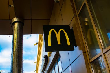Zhytomyr, Ukrayna - 16 Ocak 2022: McDonald 's Restoran Tabelası Mavi Gökyüzü. McDonald 's çalışanlarına daha yüksek saatlik ücret, ücretli izin, destek çocuk bakımı ve okul taksitleri sunuyor.. 